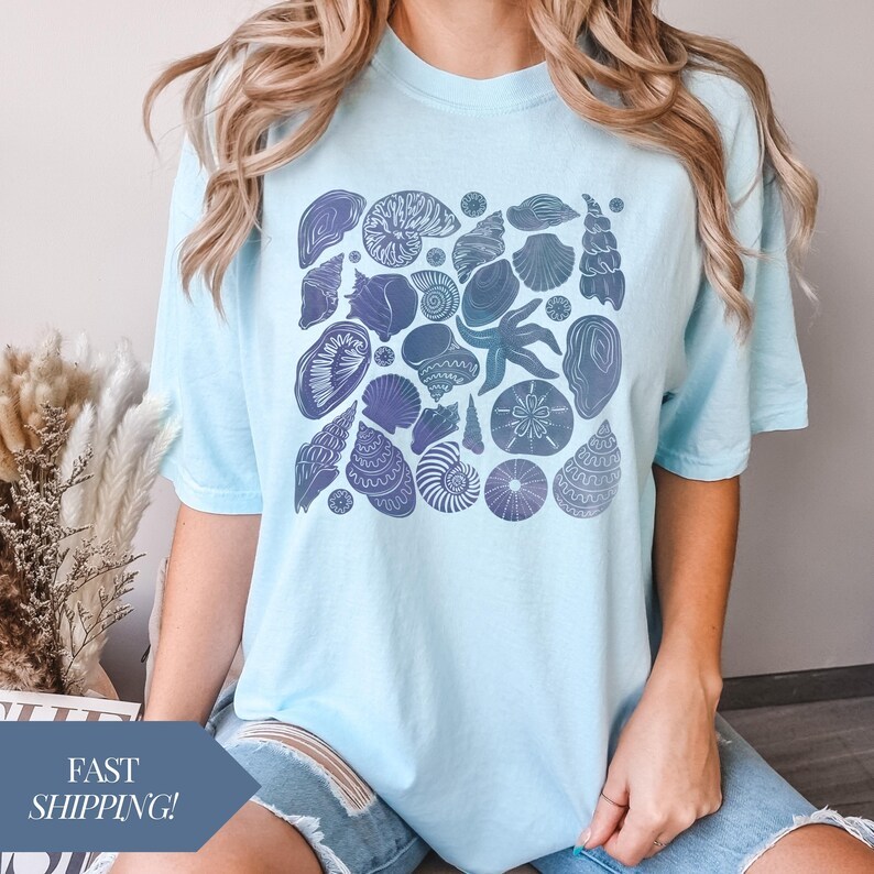Seashell & Coral 90s Retro Tee – Ocean-Themed Summer Style, Nature Lover Gift & Daily Wear
