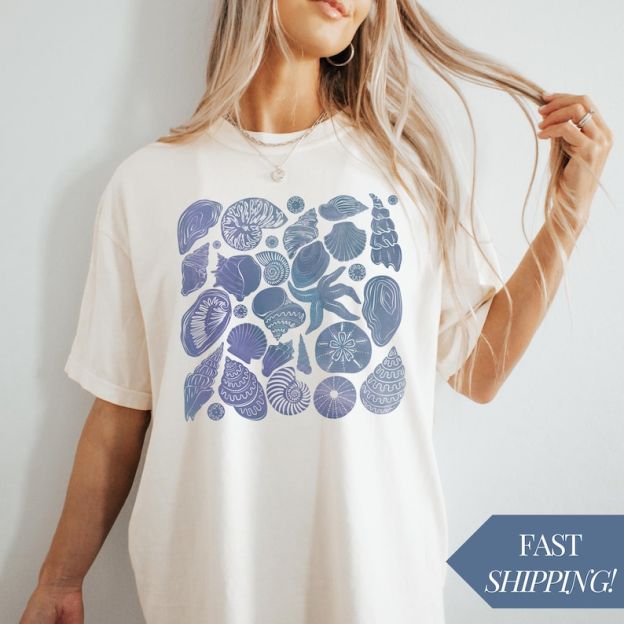 Seashell & Coral 90s Retro Tee – Ocean-Themed Summer Style, Nature Lover Gift & Daily Wear