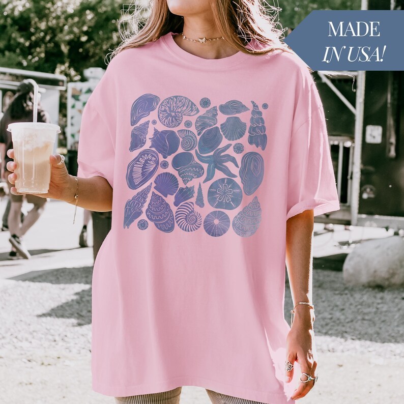Seashell & Coral 90s Retro Tee – Ocean-Themed Summer Style, Nature Lover Gift & Daily Wear
