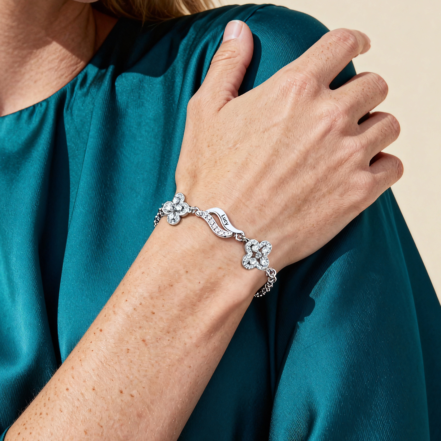 Bracelet Personnalisé Fleurs avec 2-4 Prénoms et Pierres de Naissance – Bijou famille pour Femme