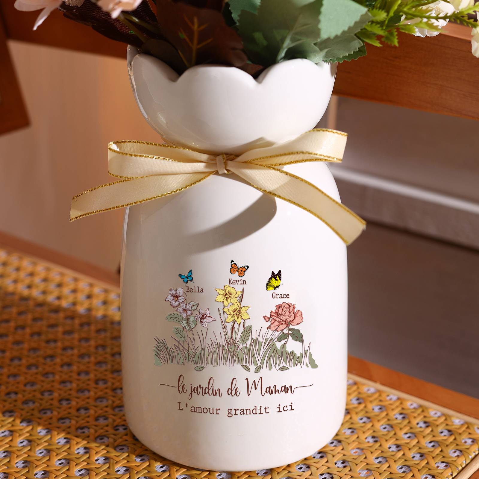 Vase Personnalisé avec 1-5 Prénoms & Fleurs de Naissance et 2 Tetxes Vase Fluers et Papillons en Céramique (sans fleurs) | Jessemade