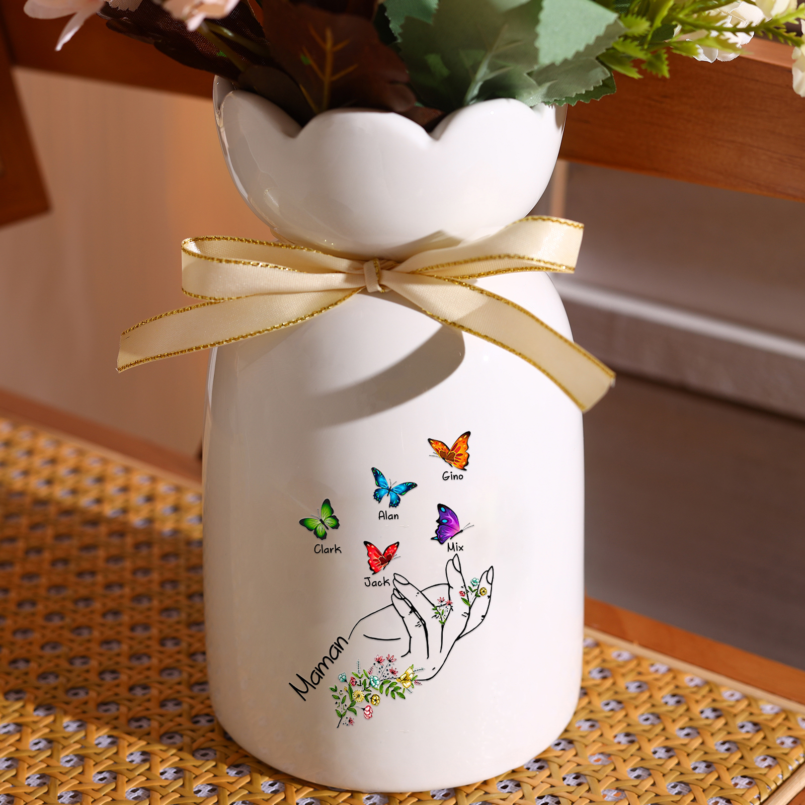 À Maman/Mamie - Vase en Céramique 2-8 Prénoms Personnalisés avec 1 Texte Vase Main et Papillon (sans fleurs) | Jessemade