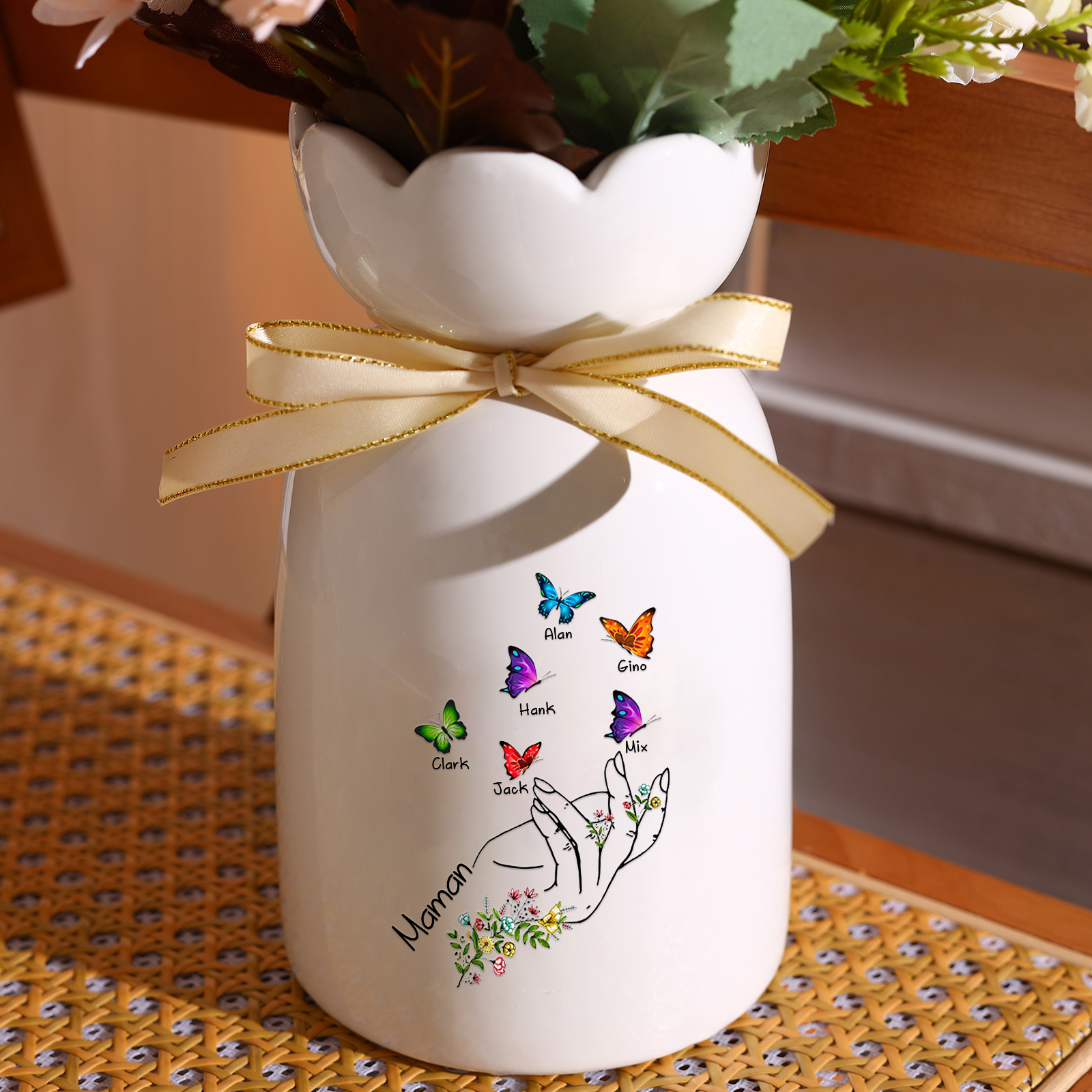 À Maman/Mamie - Vase en Céramique 2-8 Prénoms Personnalisés avec 1 Texte Vase Main et Papillon (sans fleurs) | Jessemade