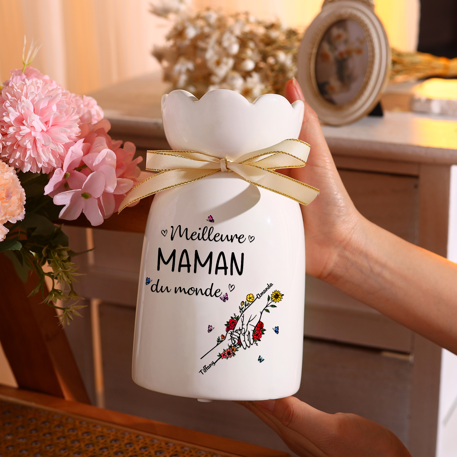 À ma Maman/Mamie-Vase Personnalisé avec 2-7 Prénoms et 1 Tetxe Vase la Main dans la Main avec Ruban en Céramique (sans fleurs) | Jessemade