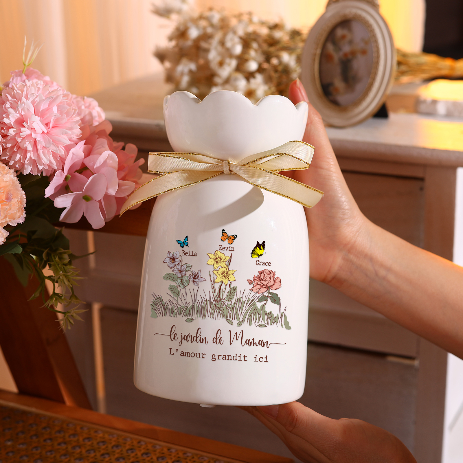 Vase Personnalisé avec 1-5 Prénoms & Fleurs de Naissance et 2 Tetxes Vase Fluers et Papillons en Céramique (sans fleurs) | Jessemade
