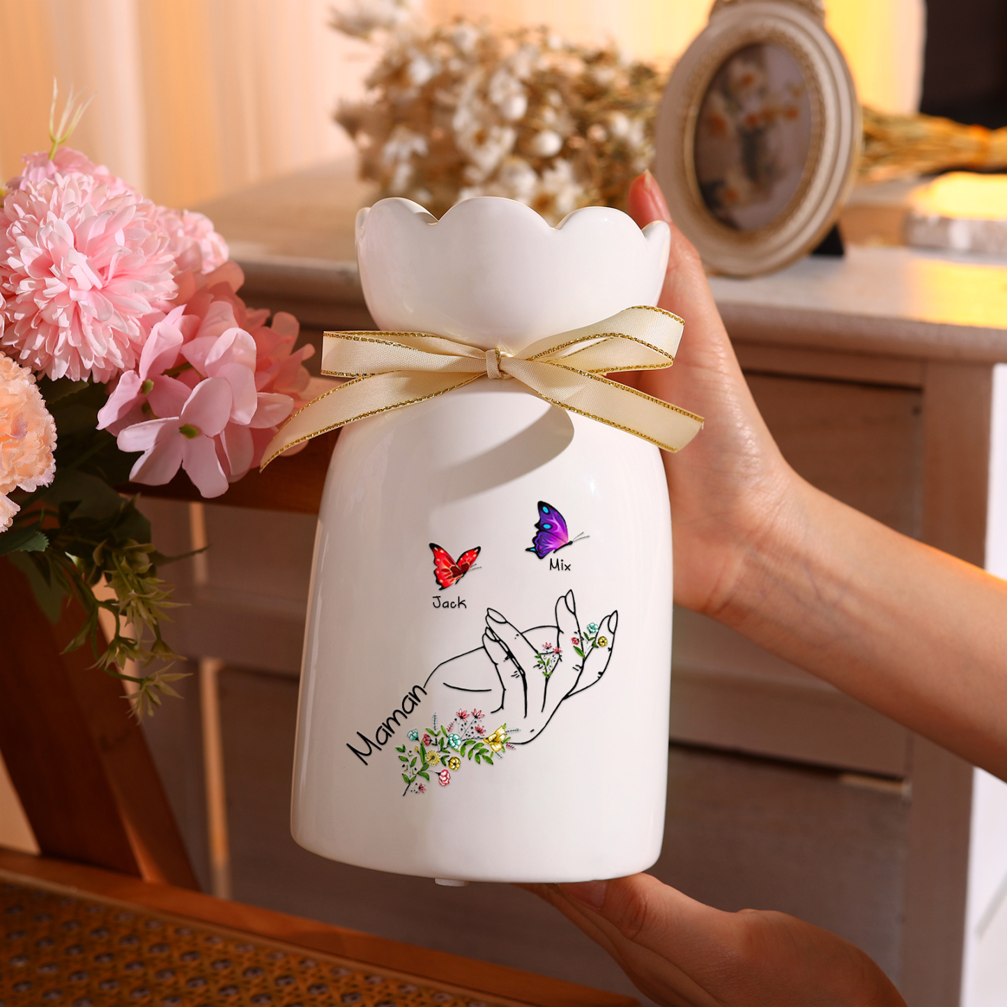 À Maman/Mamie - Vase en Céramique 2-8 Prénoms Personnalisés avec 1 Texte Vase Main et Papillon (sans fleurs) | Jessemade