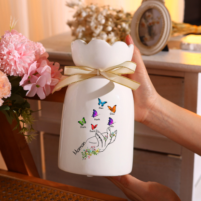 À Maman/Mamie - Vase en Céramique 2-8 Prénoms Personnalisés avec 1 Texte Vase Main et Papillon (sans fleurs) | Jessemade