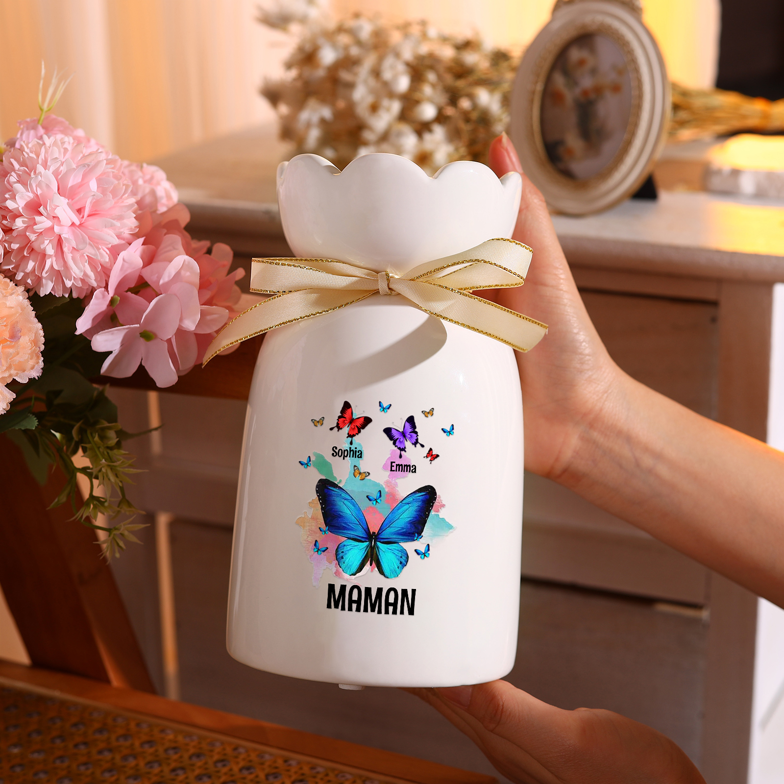 À Maman/Mamie - Vase en Céramique Personnalisés avec 1-8 Prénoms et 1 Texte Vase Motif Papillons Colorés (sans fleurs) | Jessemade
