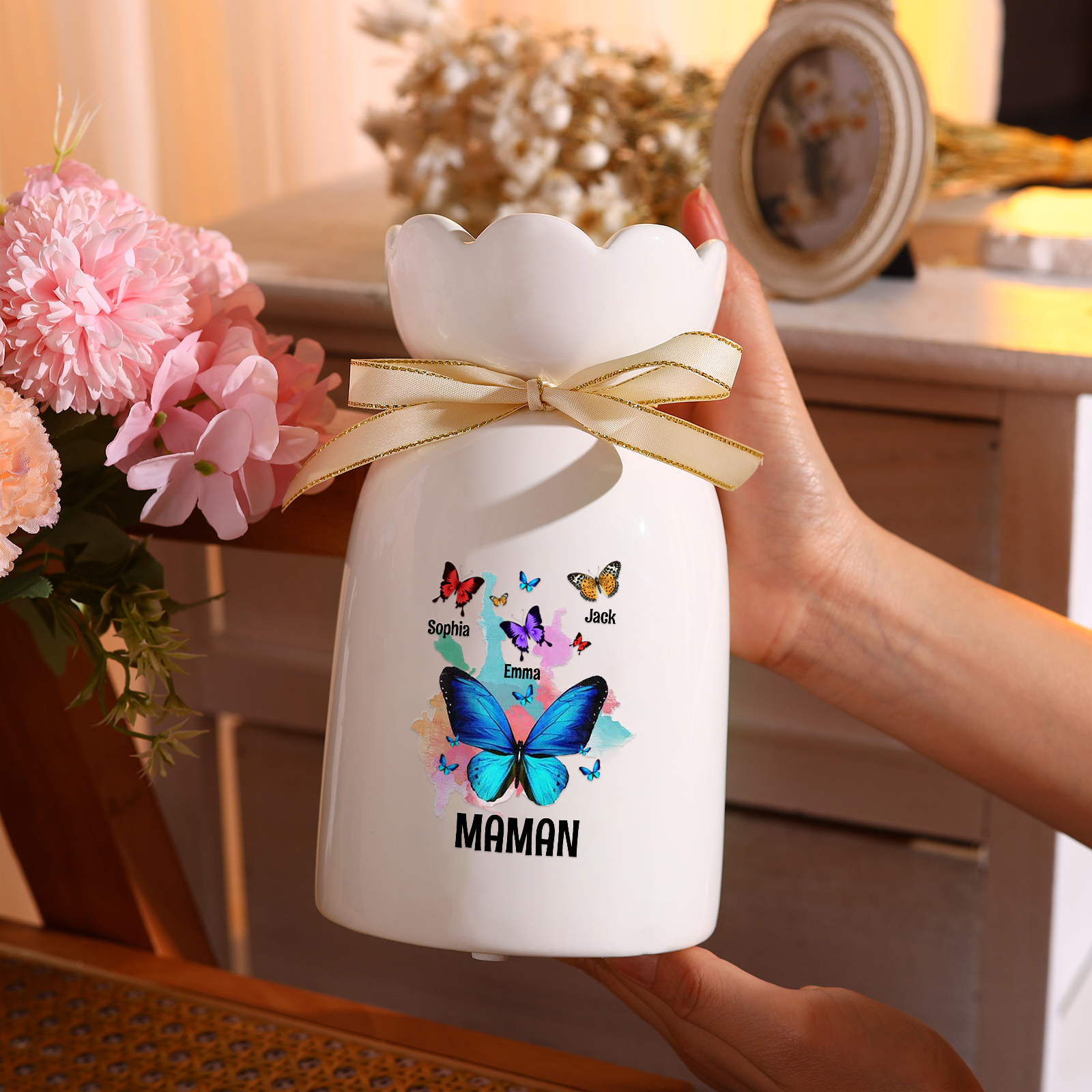 À Maman/Mamie - Vase en Céramique Personnalisés avec 1-8 Prénoms et 1 Texte Vase Motif Papillons Colorés (sans fleurs) | Jessemade