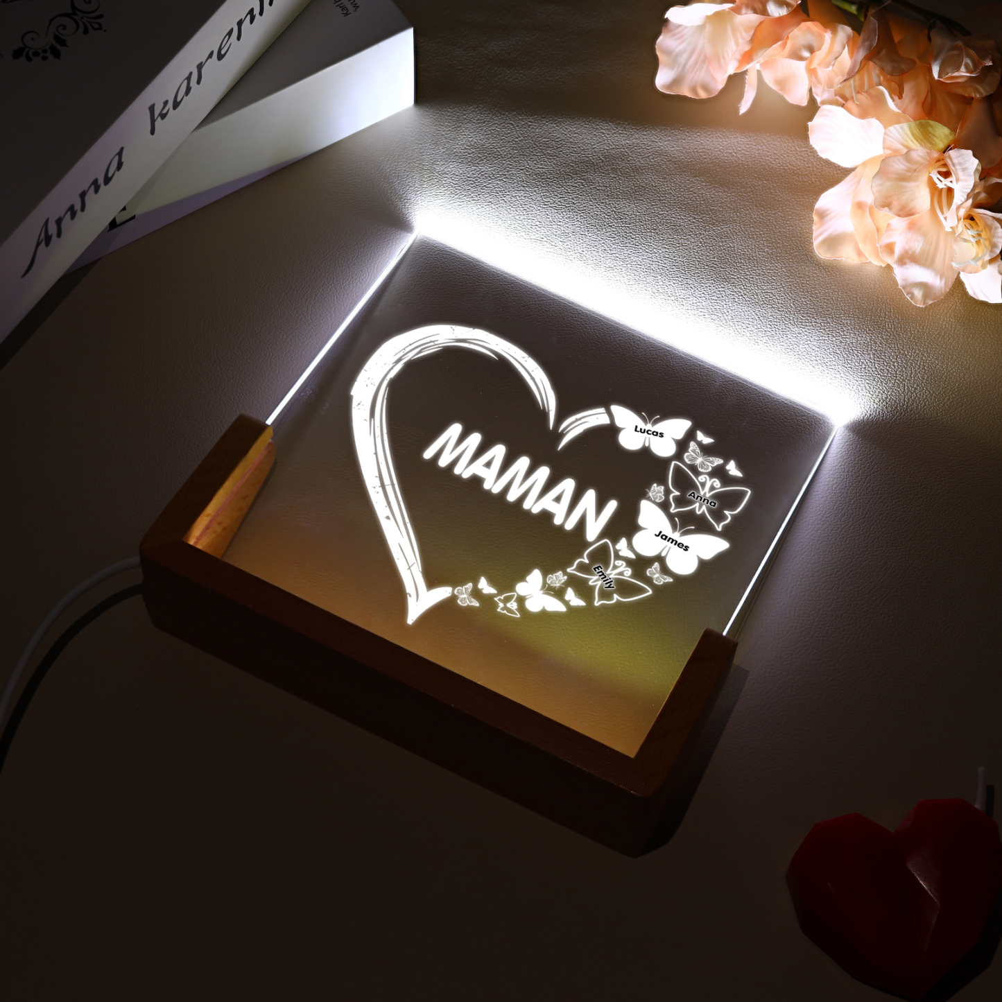 À Maman/Mamie - Lampe de chevet LED Cœur et Papillon 4 Prénoms Personnalisés avec Texte pour Famille