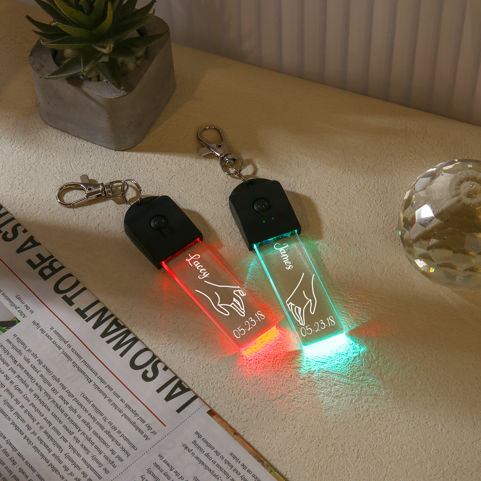 2PCS Porte-Clés 2 Prénoms Personnalisés avec Date pour Couple Porte-Clés lumières colorées