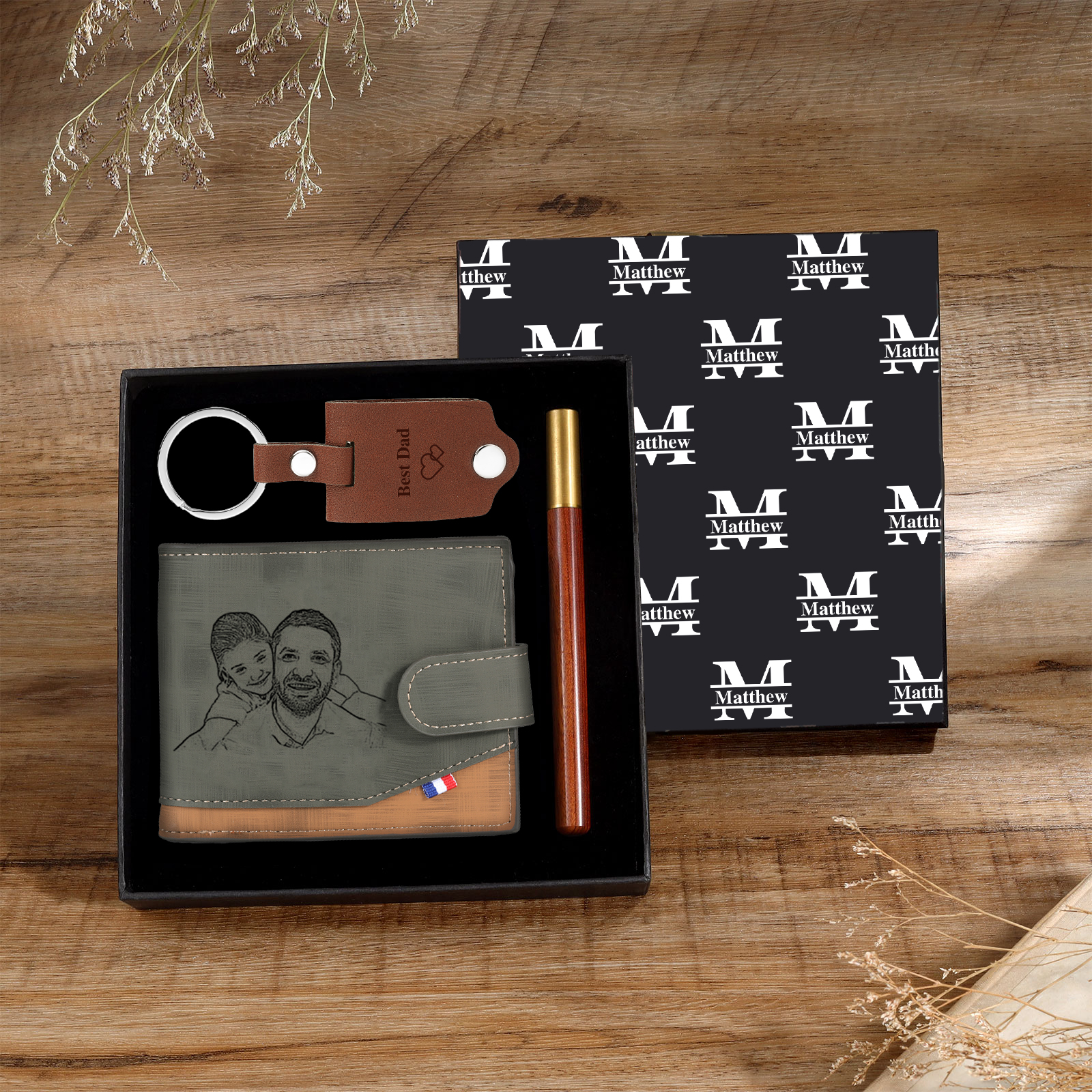Coffret Cadeau 3PCS - Portefeuille classique Porte-Clés et Stylo 2 Prénoms et 2 Lettres Personnalisés avec 2 Photos et Textes Coffret Cadeau pour Homme
