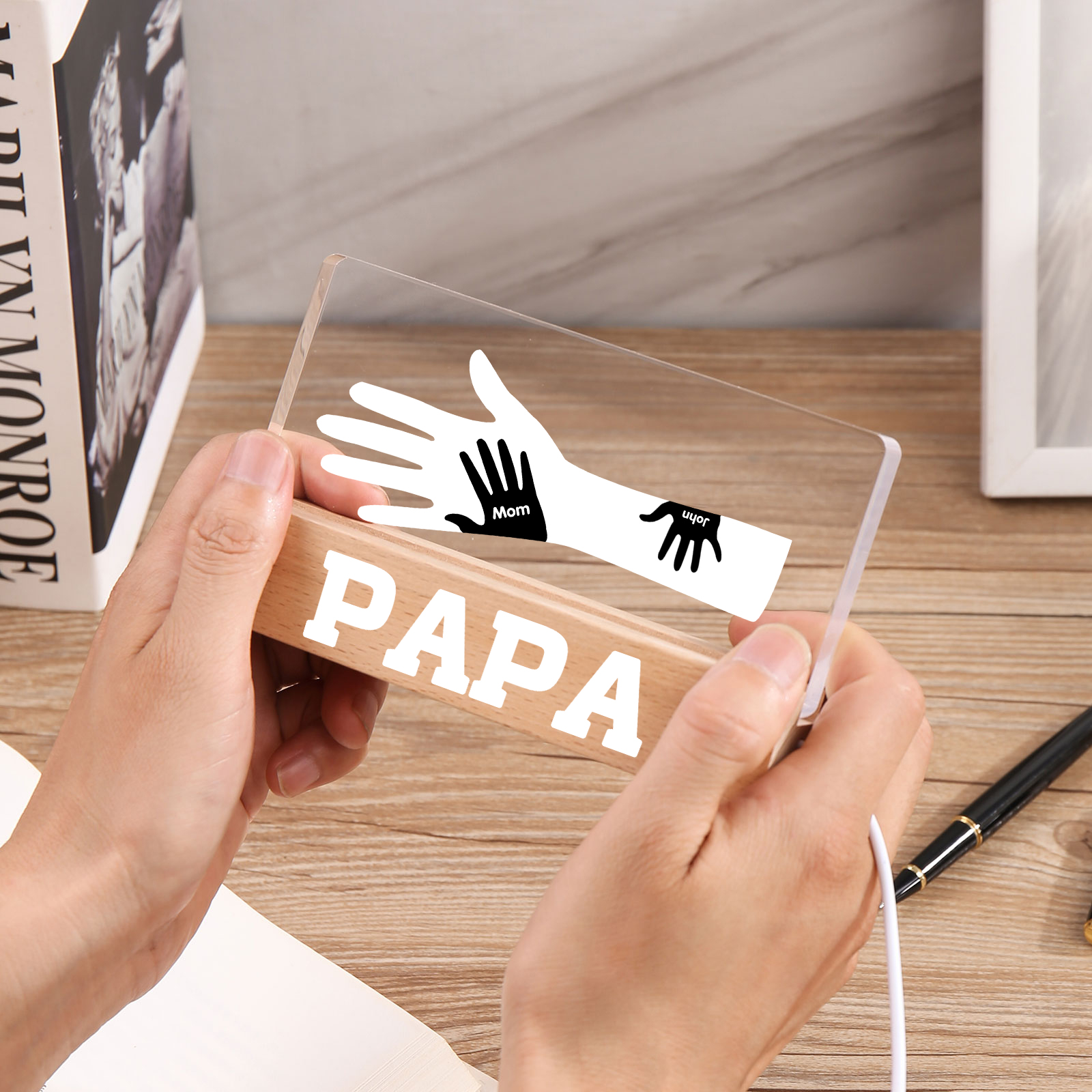 À Papa/Maman- Lampe de chevet LED Mains 2 Prénoms Personnalisés avec Texte pour Famille