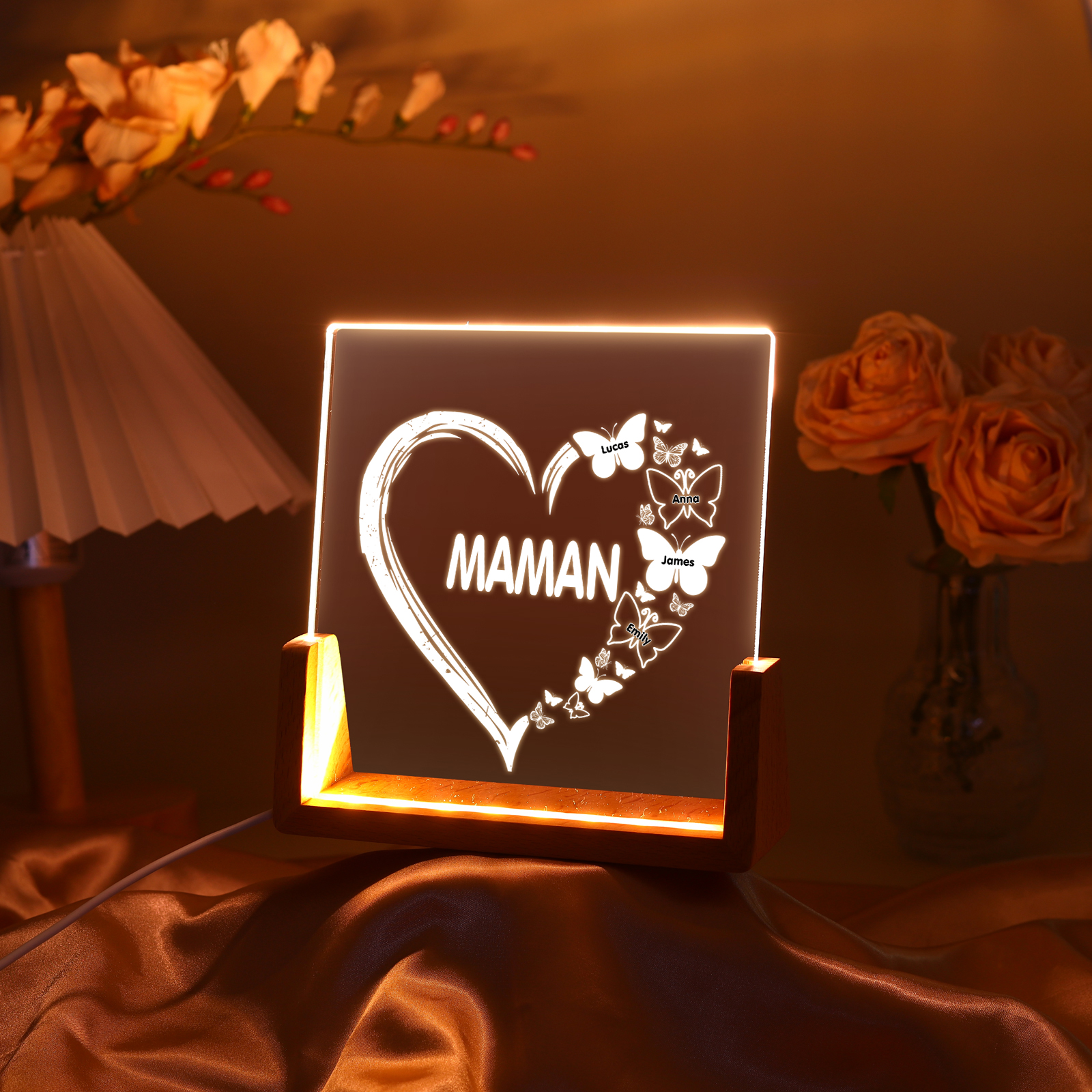 À Maman/Mamie - Lampe de chevet LED Cœur et Papillon 4 Prénoms Personnalisés avec Texte pour Famille