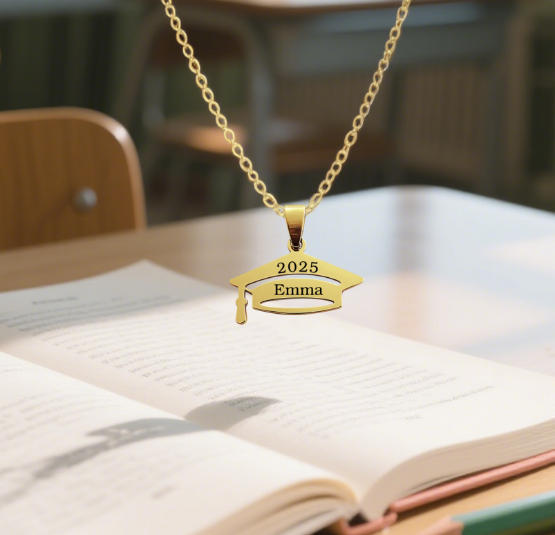Collier Personnalisé Chapeau de Diplômé avec Nom et Année - Choix de Police et Couleur | Jessemade