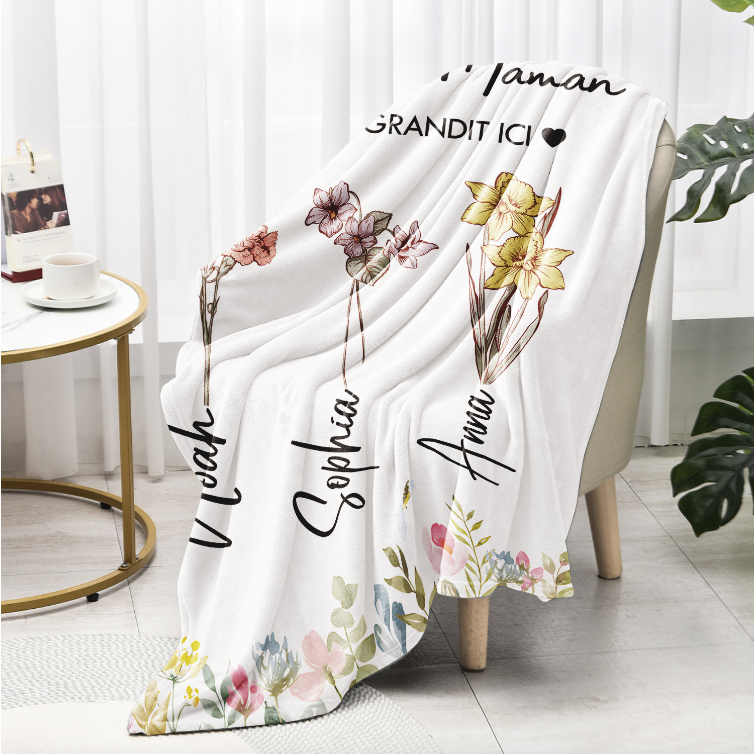 À ma Maman - Plaid Personnalisé 3 Prénoms Personnalisés avec Fleurs de Naissance Couverture le jardin de Maman en Flanelle Blanc ou Rose | Jessemade
