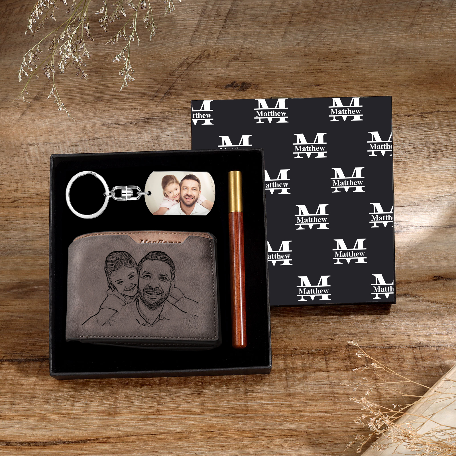 Coffret Cadeau 3PCS - Portefeuille classique Porte-Clés et Stylo 1 Prénom et Lettre Personnalisés avec 2 Photos 1 Texte et Date pour Homme