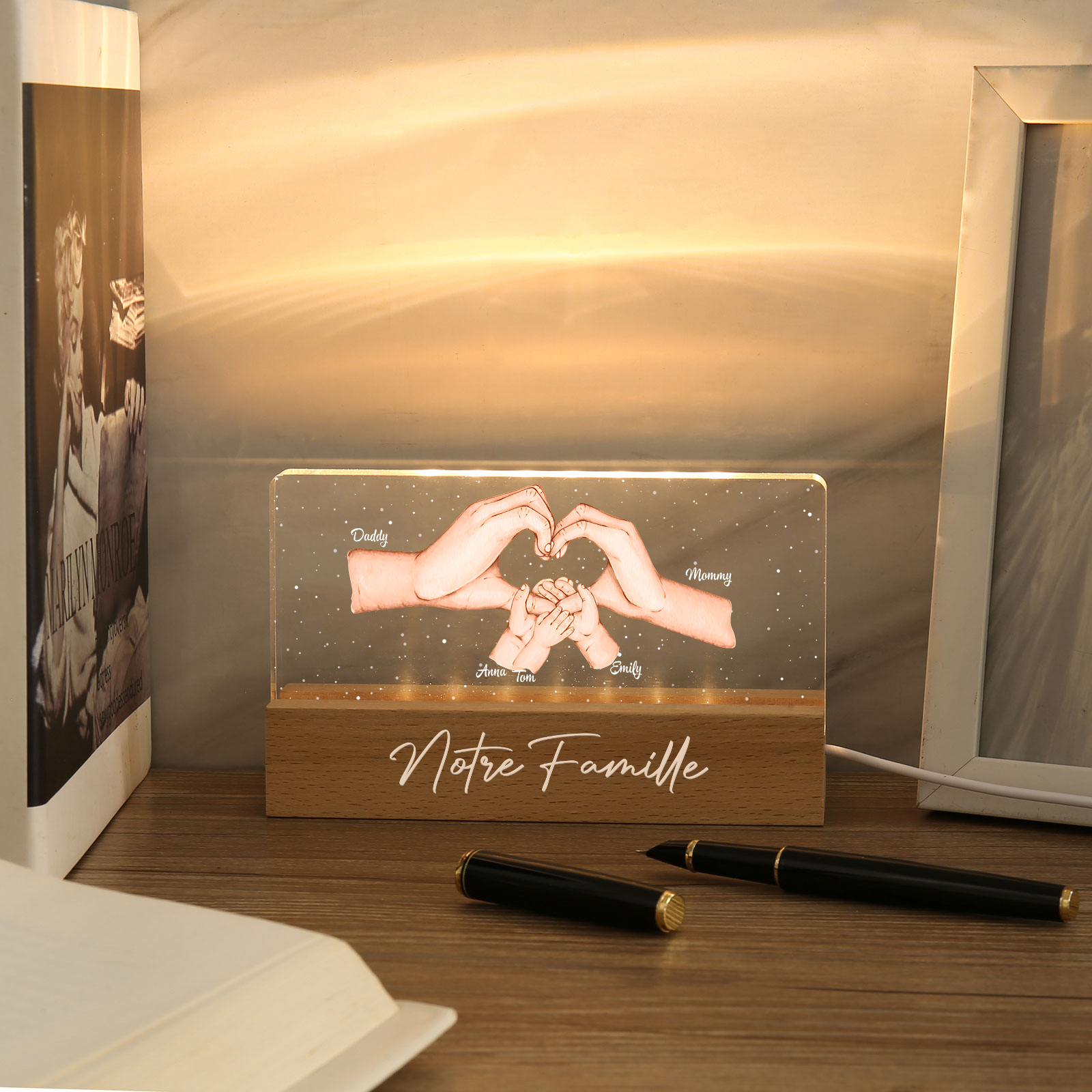 À ma Famille- Lampe de chevet LED la Main dans la Main 5 Prénoms Personnalisés avec Texte