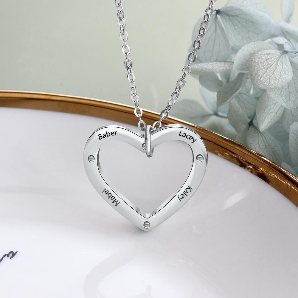 Collier Coeur Gravé Pour Famille Avec Diamant 4 Prénoms