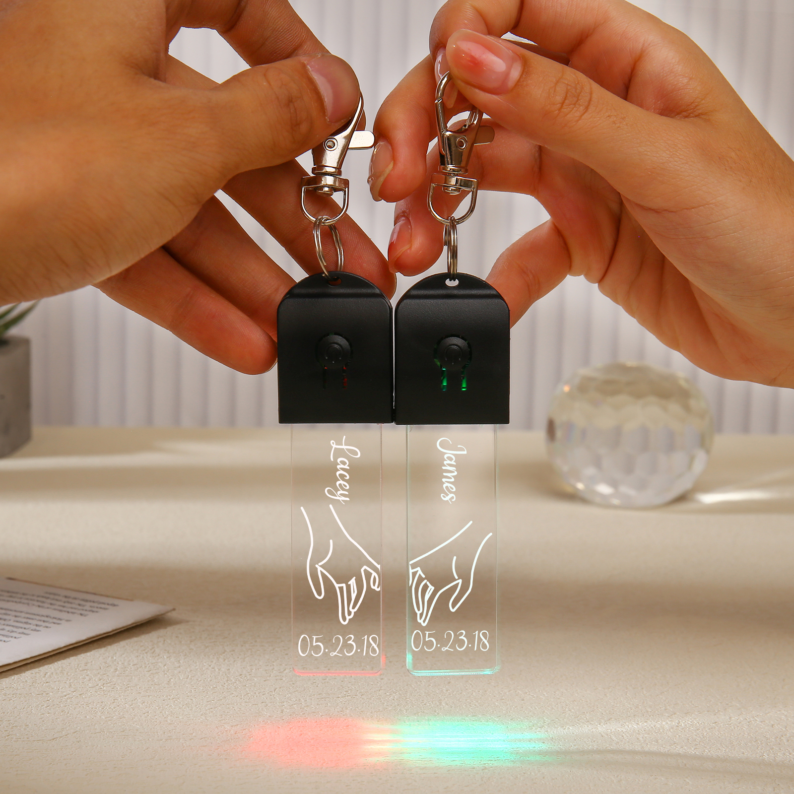 2PCS Porte-Clés 2 Prénoms Personnalisés avec Date pour Couple Porte-Clés lumières colorées