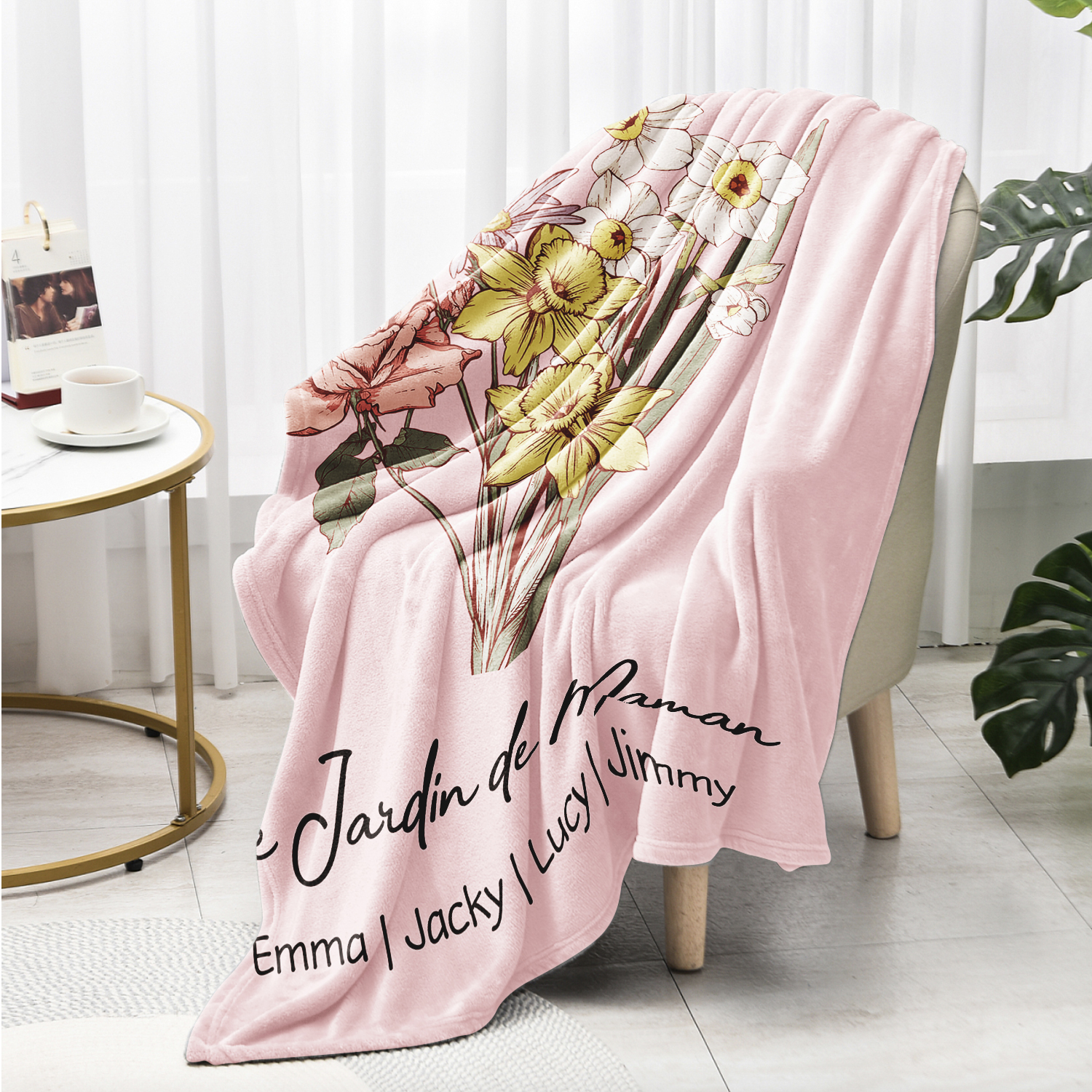 À ma Maman - Plaid Personnalisé avec 4 Prénoms et Fleurs de Naissance Couverture en Flanelle Blanc/Rose le jardin de Maman | Jessemade