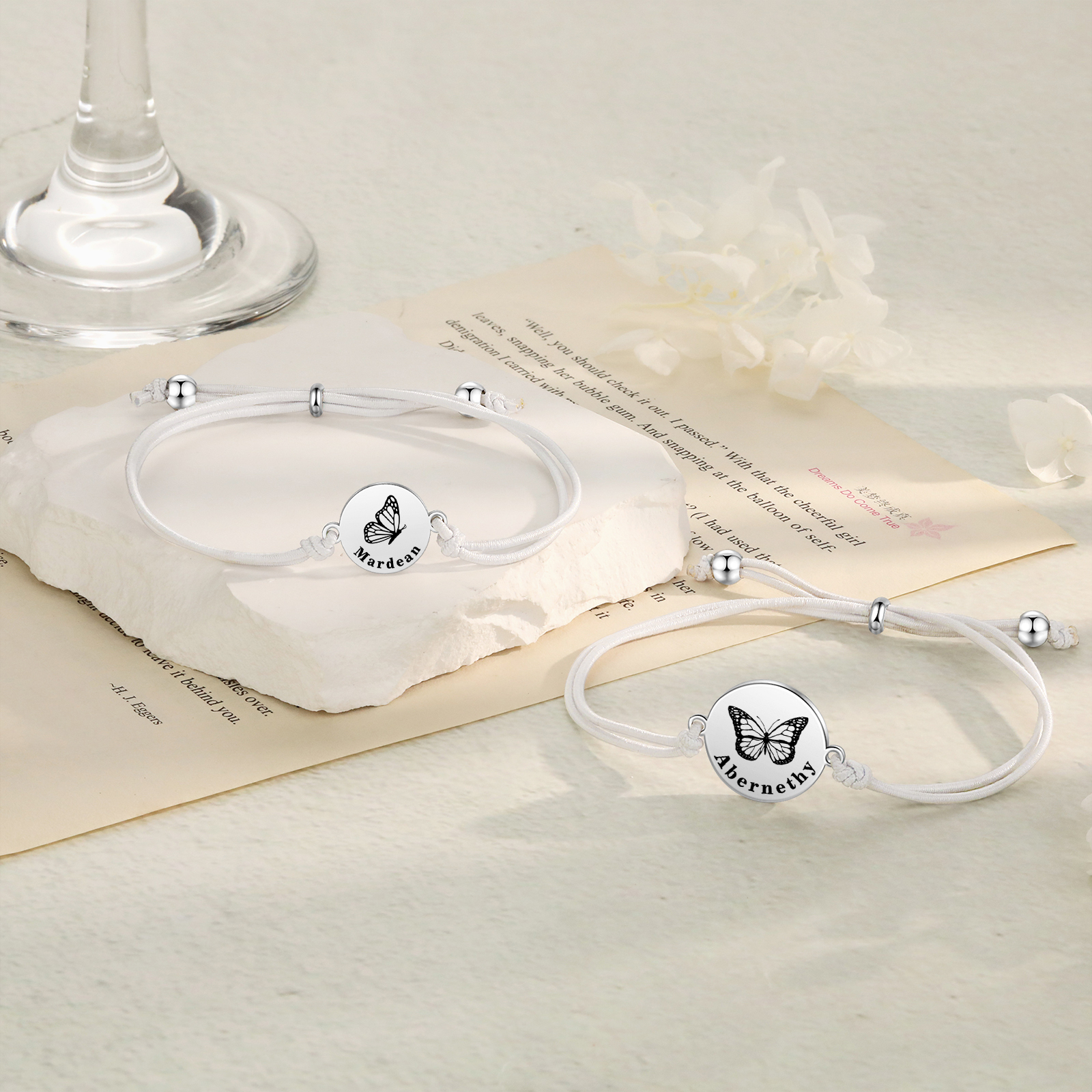 2PCS Ensemble de Bracelets Papillons 2 Prénoms Personnalisés Corde élastiques - Cadeau Rentrée Scolaire Premier jour d’école