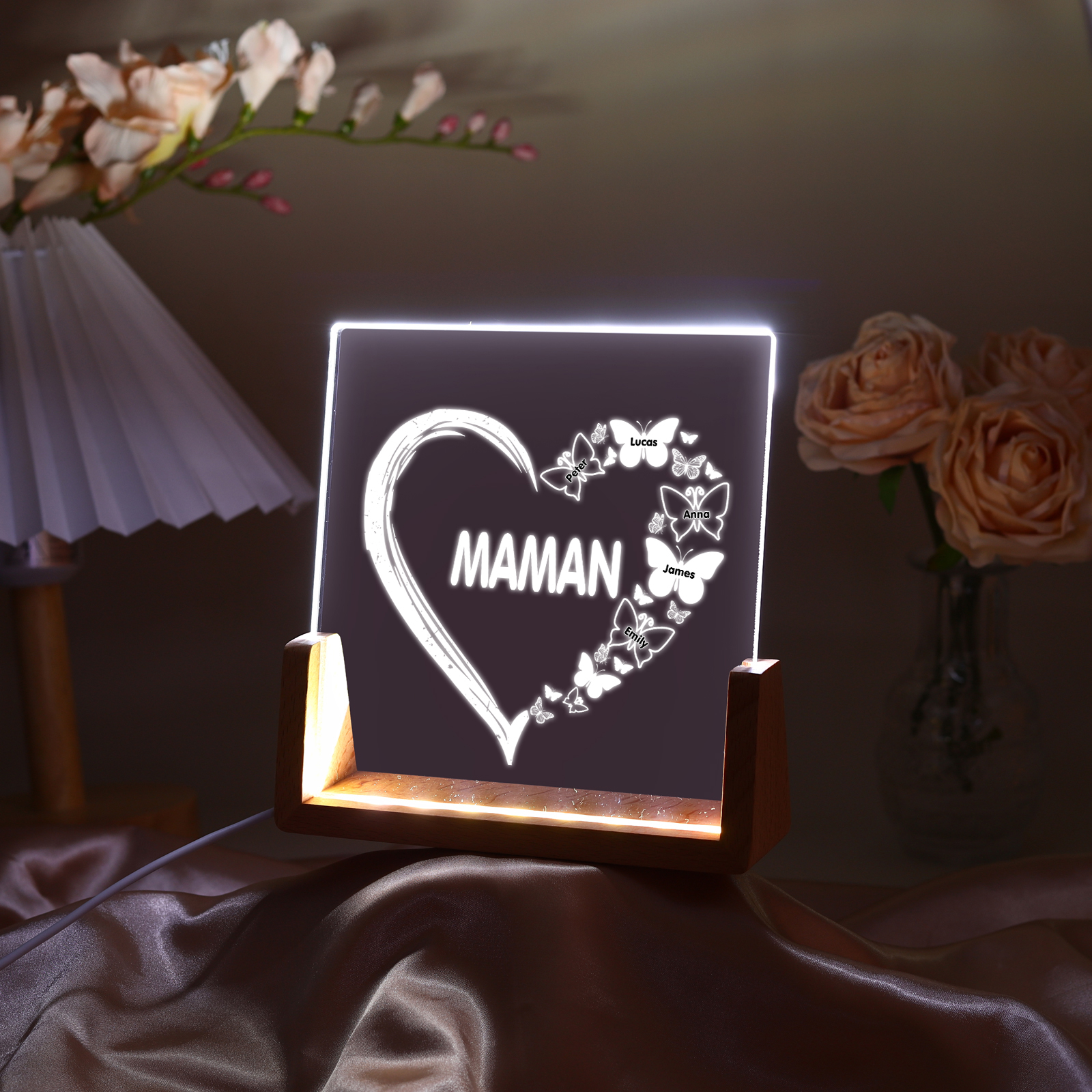 À Maman/Mamie - Lampe de chevet LED Cœur et Papillon 5 Prénoms Personnalisés avec Texte pour Famille