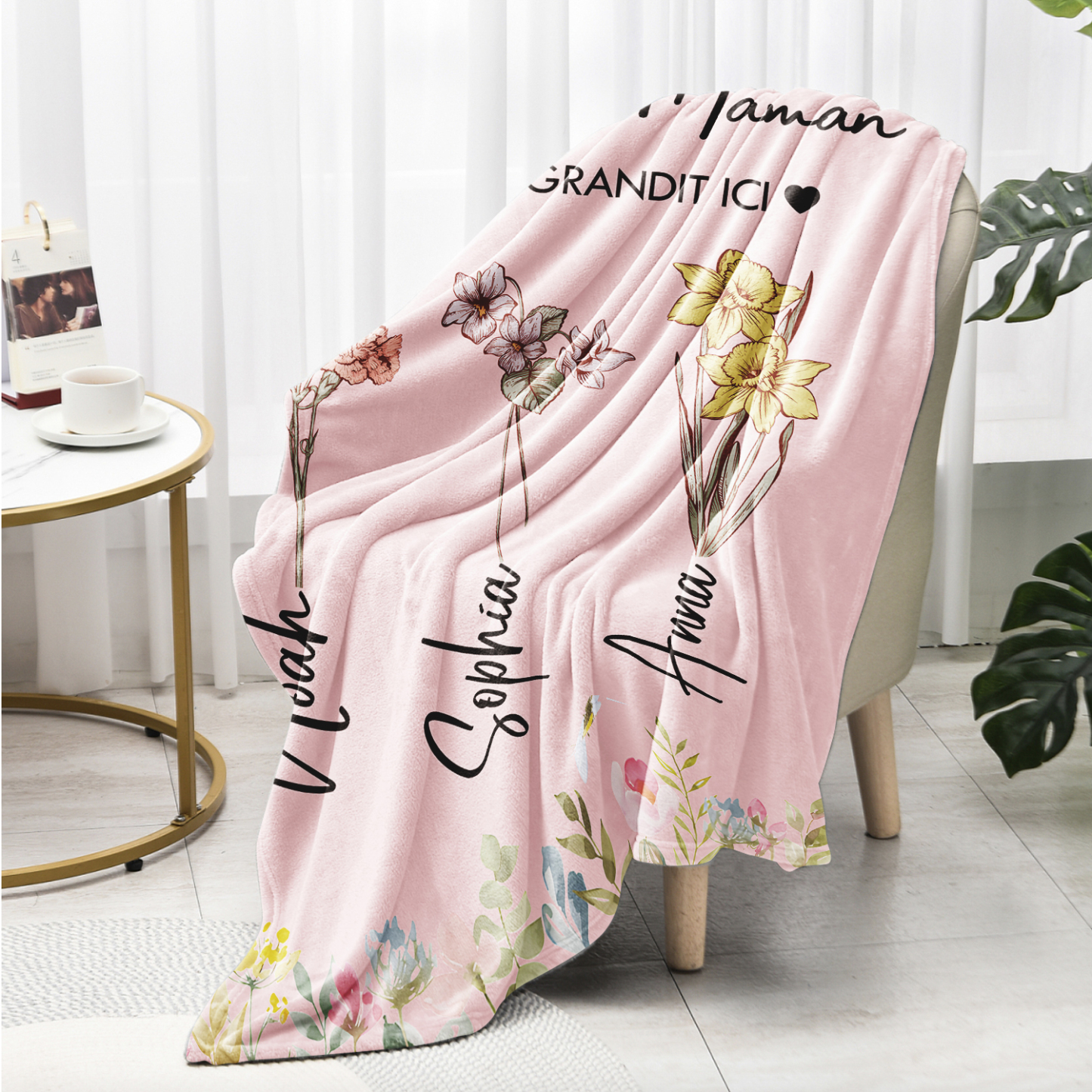 À ma Maman - Plaid Personnalisé 3 Prénoms Personnalisés avec Fleurs de Naissance Couverture le jardin de Maman en Flanelle Blanc ou Rose | Jessemade