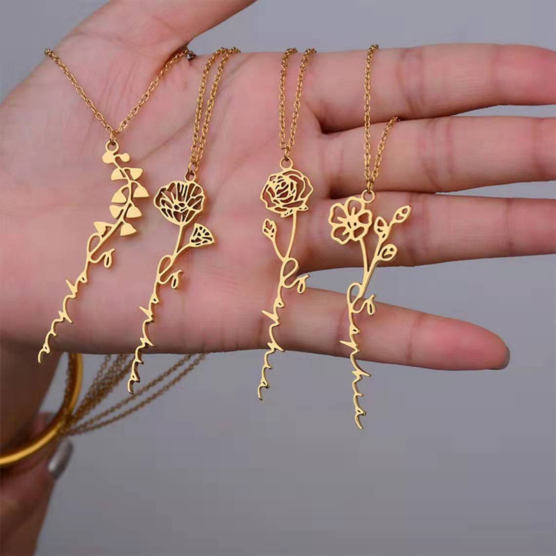 Collier prénom personnalisé 12 fleurs de naissance