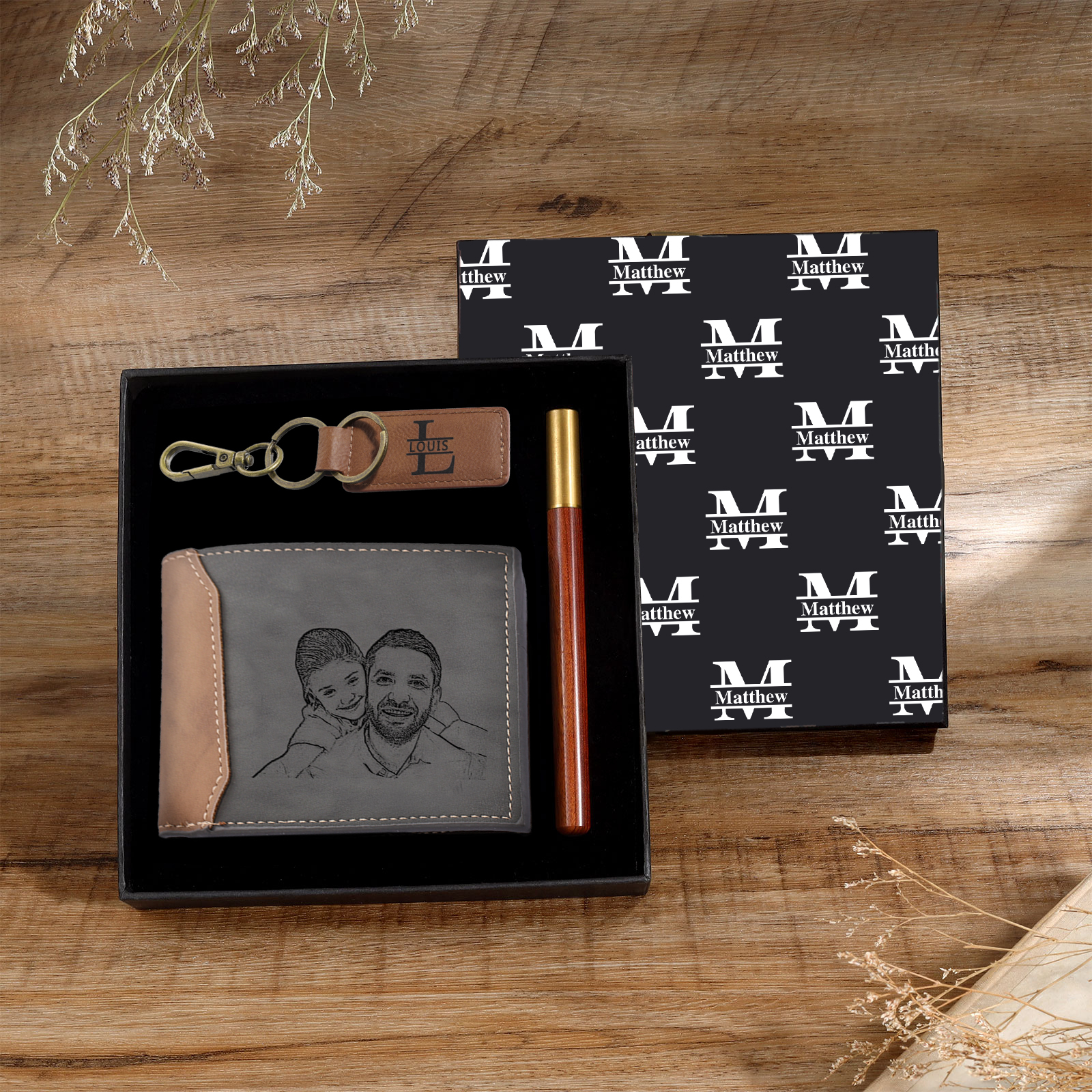 Coffret Cadeau 3PCS - Portefeuille classique Porte-Clés et Stylo 2 Prénoms et 2 Lettres Personnalisés avec 1 Photo Texte et Année Coffret Cadeau pour Homme