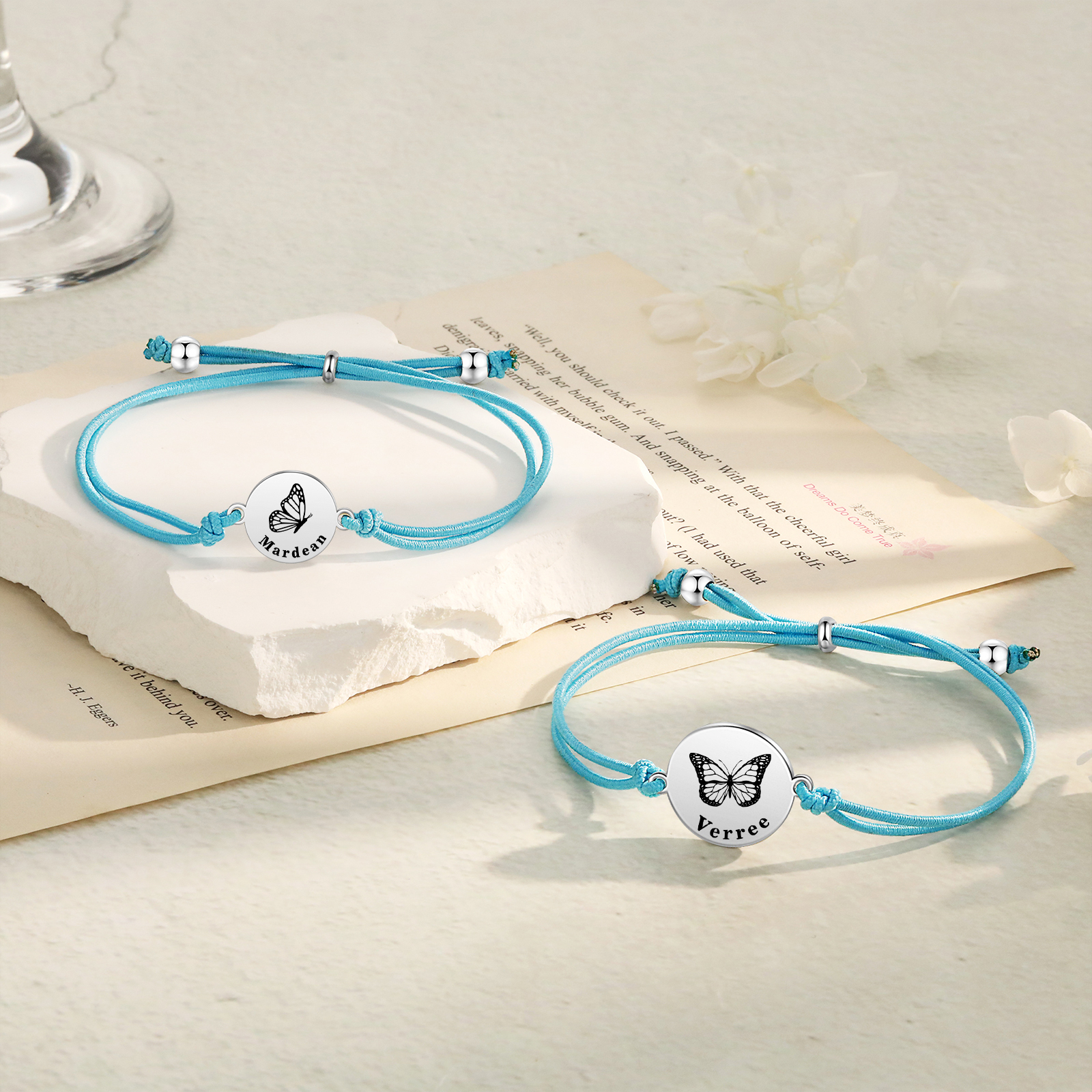 2PCS Ensemble de Bracelets Papillons 2 Prénoms Personnalisés Corde élastiques - Cadeau Rentrée Scolaire Premier jour d’école