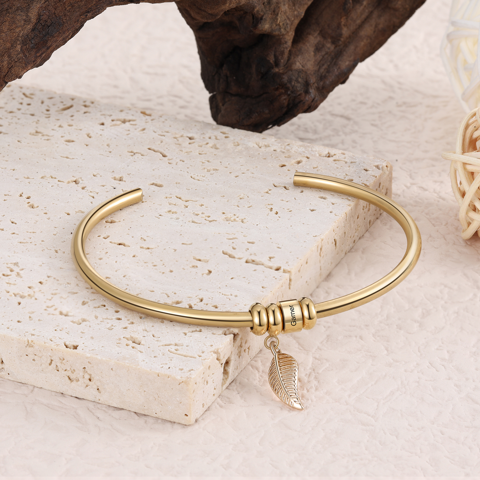 Bracelet jonc breloque feuille 1 prénom personnalisé