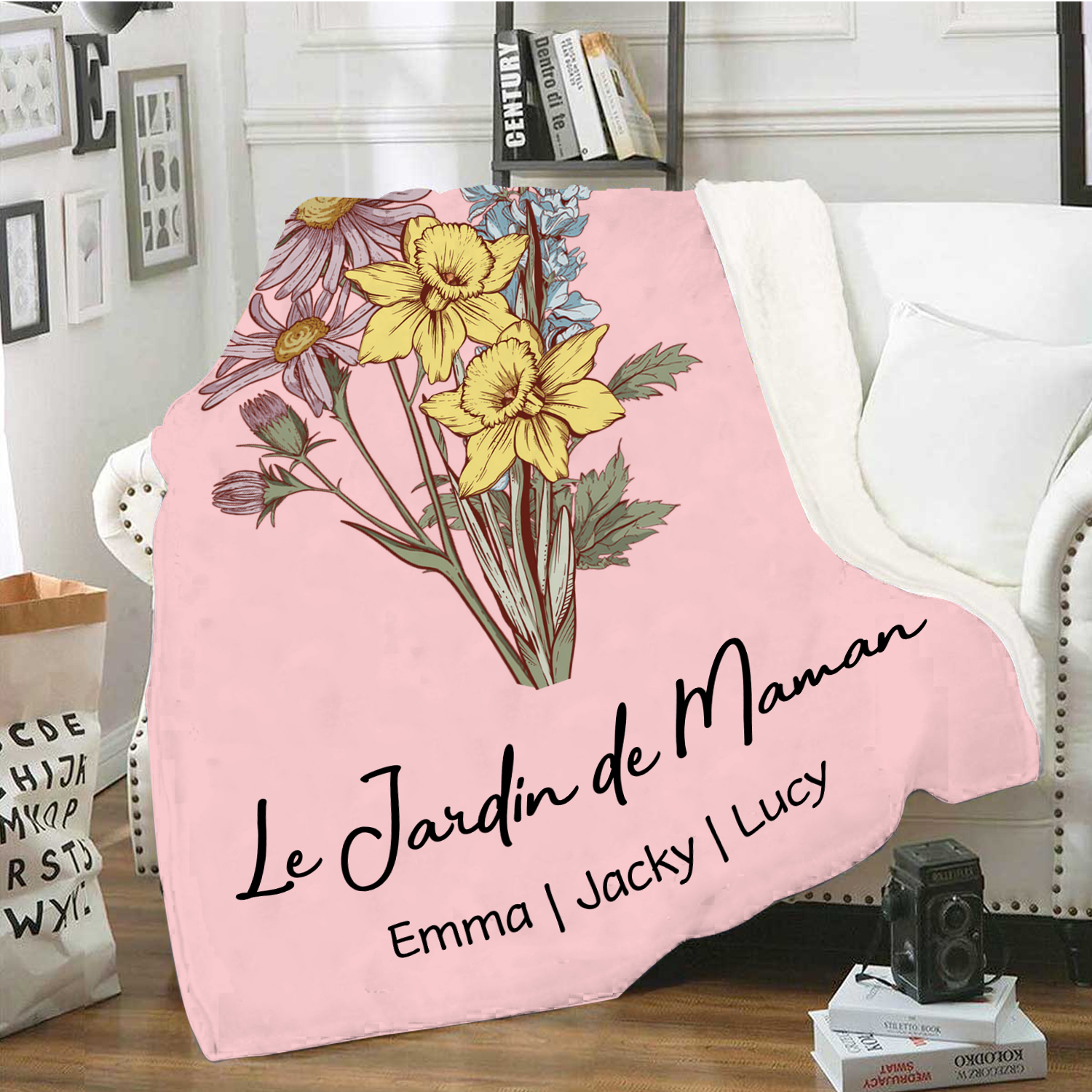 À ma Maman - Plaid Personnalisé avec 3 Prénoms et Fleurs de Naissance Couverture en Flanelle Blanc/Rose le jardin de Maman | Jessemade