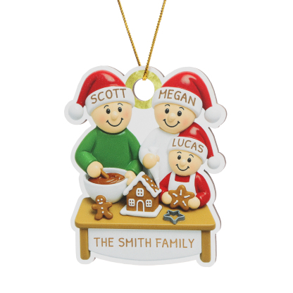 Ornement sapin Noël personnalisé – Famille préparant la maison en pain d’épices
