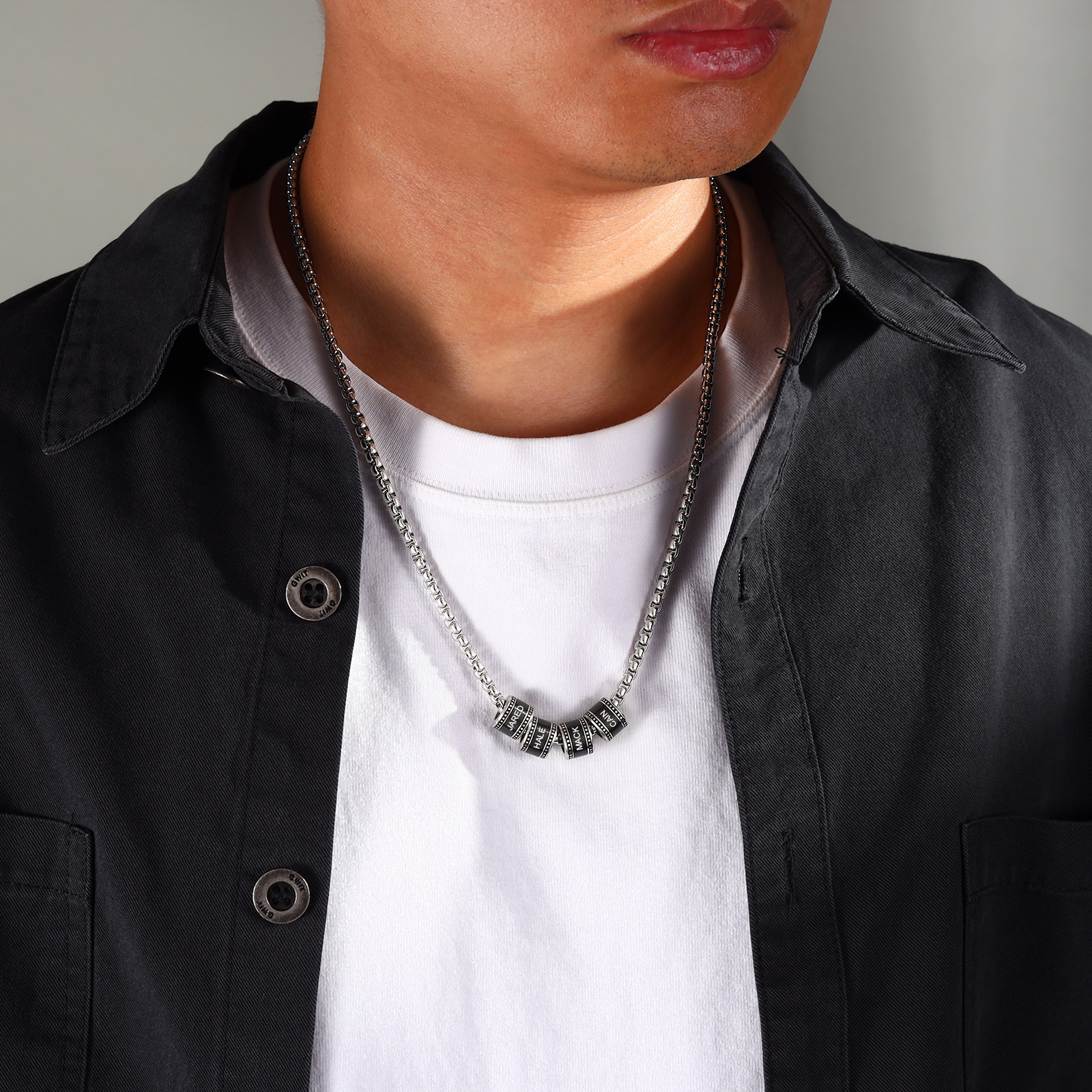 Collier chaîne avec perles cylindriques personnalisées (2 à 5 prénoms) – bijou homme moderne