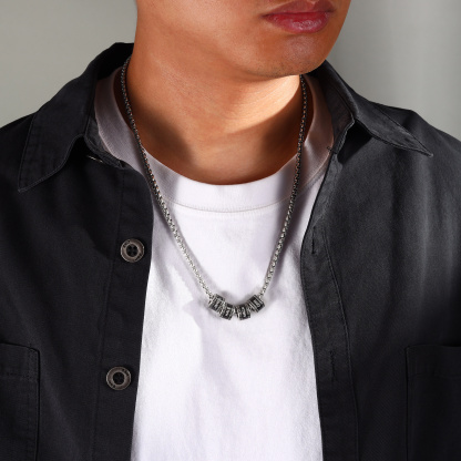 Collier chaîne avec perles cylindriques personnalisées (2 à 5 prénoms) – bijou homme moderne