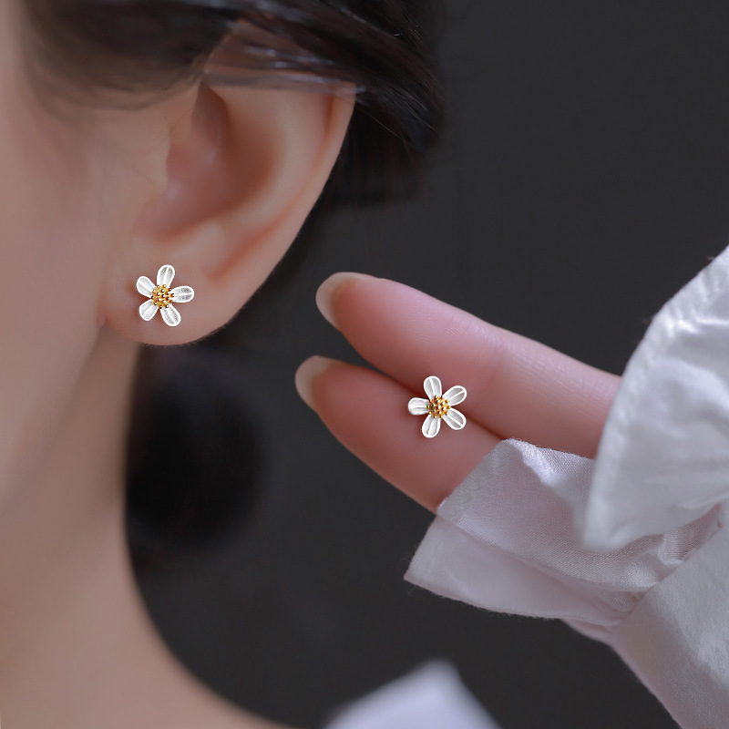 Boucles d’oreilles fleur marguerite discrète - Cadeau raffiné pour femme | Jessemade