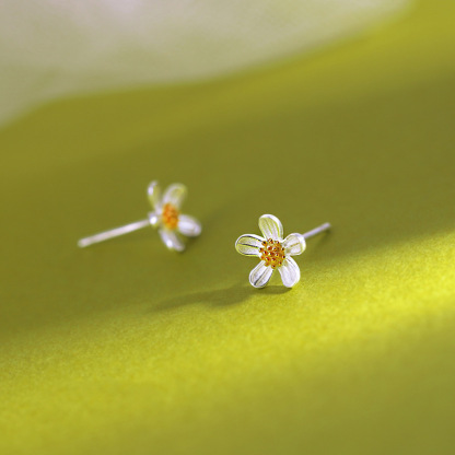 Boucles d’Oreilles Puces Fleur en forme de Marguerite | Jessemade