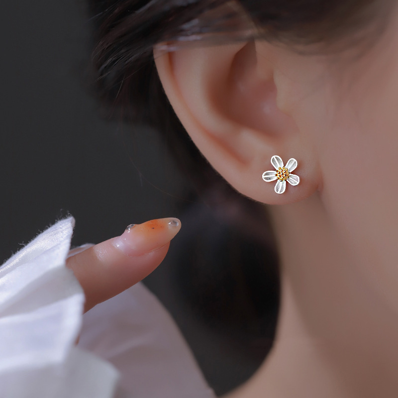 Boucles d’Oreilles Puces Fleur en forme de Marguerite | Jessemade