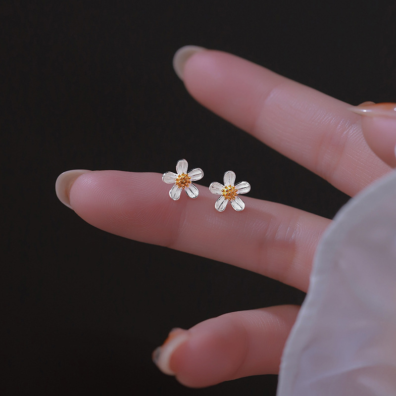 Boucles d’Oreilles Puces Fleur en forme de Marguerite | Jessemade