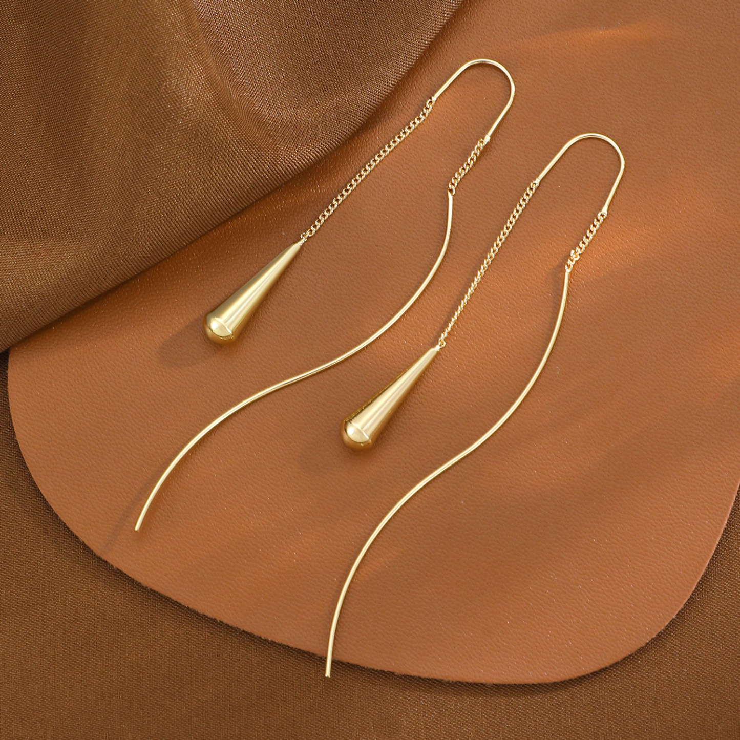 Boucles d’Oreilles fines pendantes minimalistes en forme de fil courbé | Jessemade