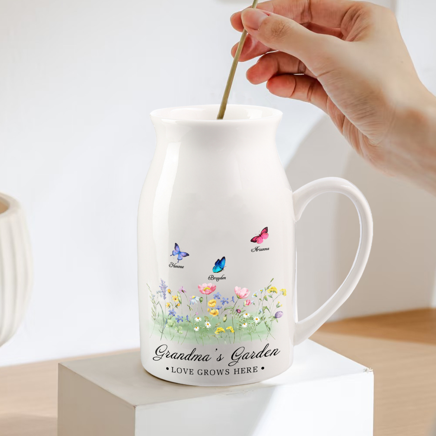 À Grand-mère - Vase en Céramique Personnalisés avec 2-9 Prénoms et 2 Texte Vase Motif Papillons Colorés (sans fleurs) | Jessemade