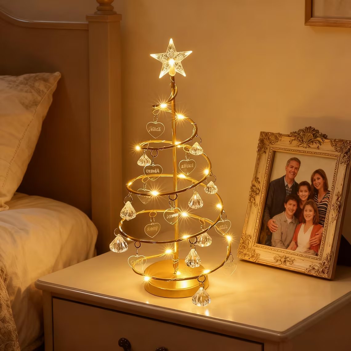 Sapin de Noël Lumineux Personnalisé – Arbre LED avec Prénoms, Métal Doré & Cristaux Acryliques