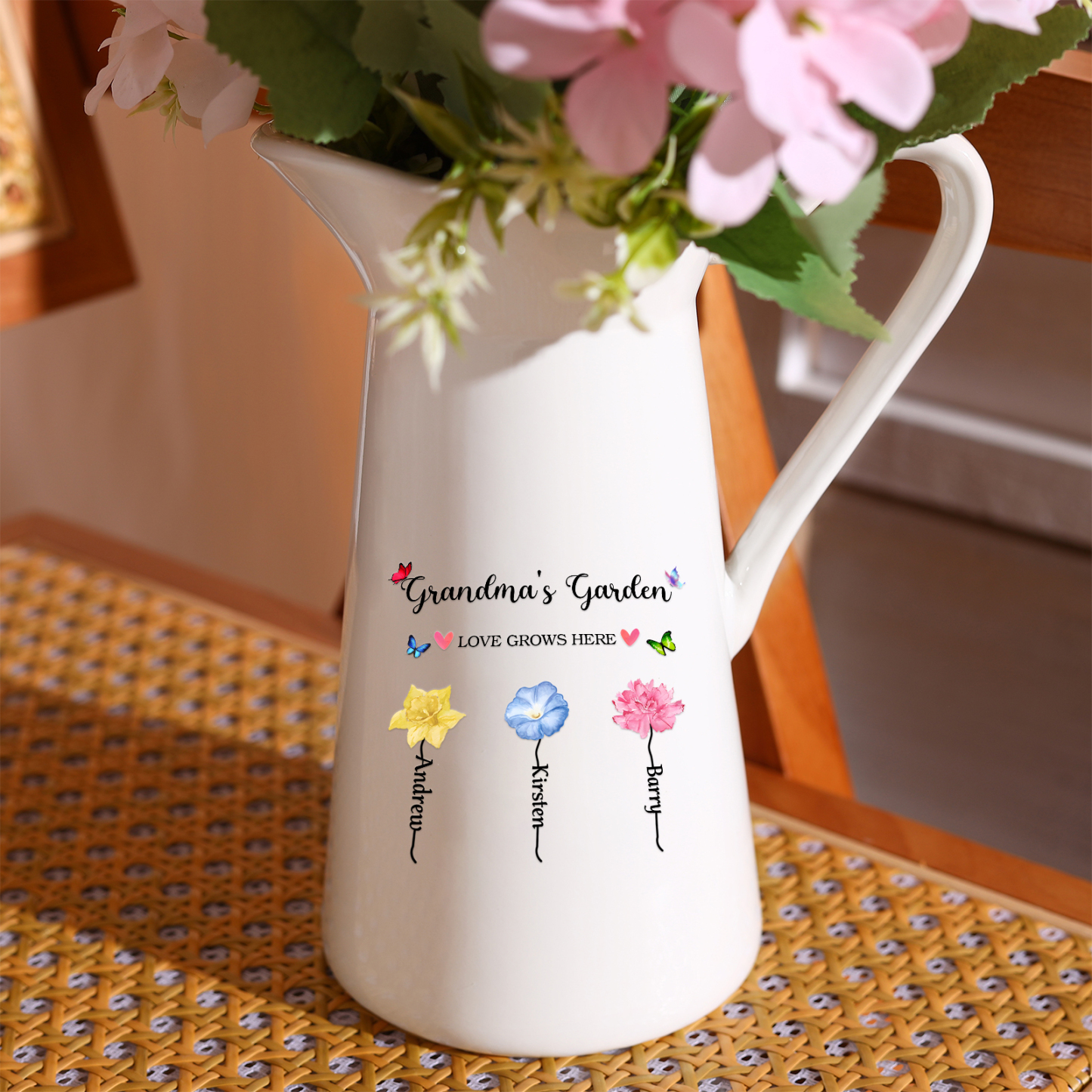À Maman/Mamie - Vase Personnalisé 2-6 Prénoms et Fleurs de Naissance avec 2 Textes Vase Forme Pichet en Céramique (sans fleurs) | Jessemade