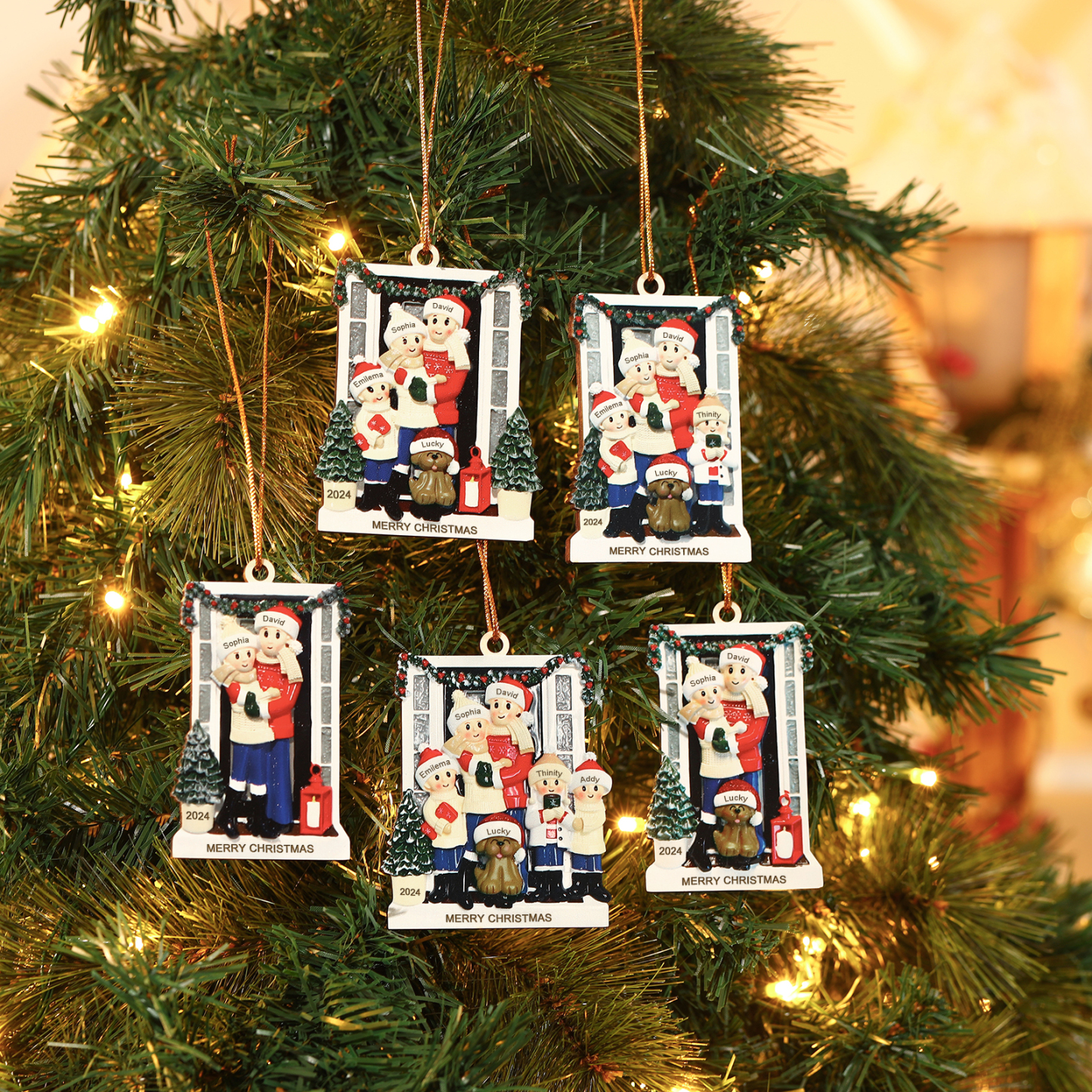 Décoration Sapin Noël en bois la famille avec le chien devant la porte 5 Prénoms Personnalisés avec texte et date Cadeau pour famille | Jessemade