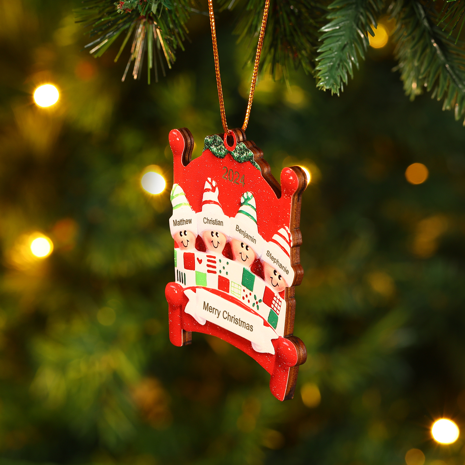 Décoration Sapin Noël en bois lit rouge 4 Prénoms Personnalisés avec texte et année Ornement de Noël Cadeau pour famille | Jessemade