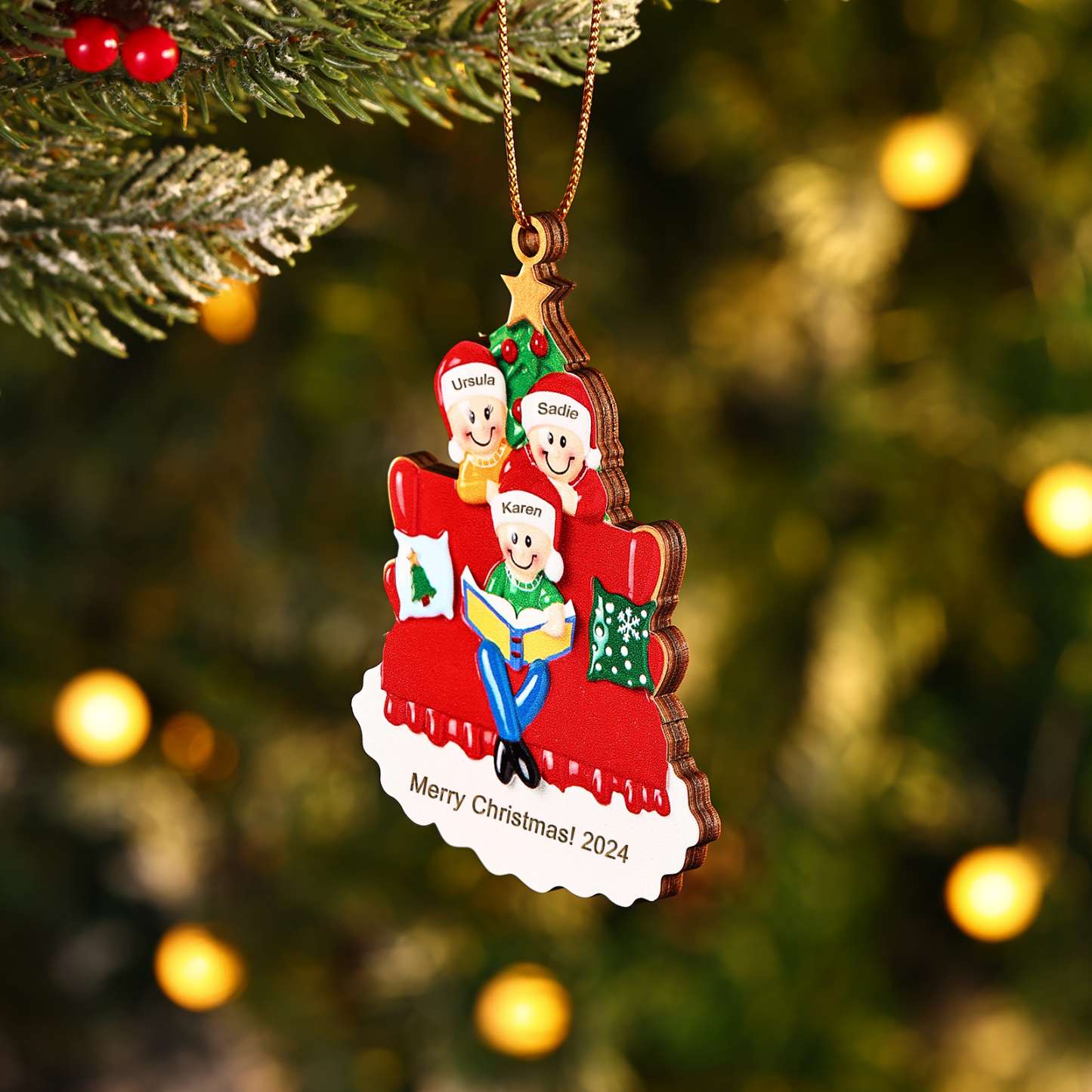 Décoration Sapin Noël en bois sapin et sofa 3 Prénoms Personnalisés avec texte et date Ornement de Noël Cadeau pour famille | Jessemade