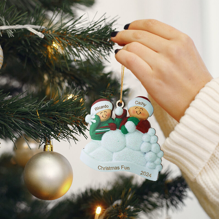 Décoration Sapin Noël en bois la famille joyeues entourés de neige 2 Prénoms Personnalisés avec texte Ornement de Noël Cadeau pour famille | Jessemade