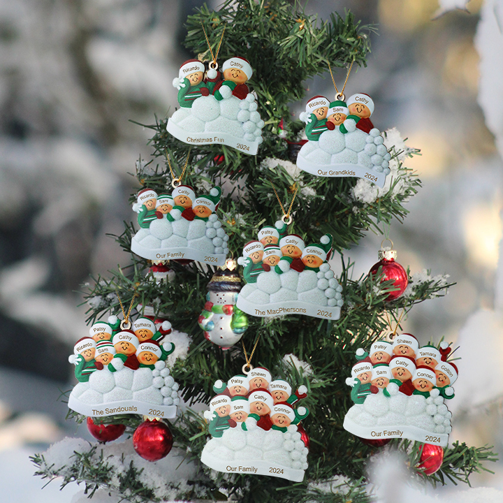 Décoration Sapin Noël en bois la famille joyeuse entourés de neige 4 Prénoms Personnalisés avec texte Ornement de Noël Cadeau pour famille | Jessemade
