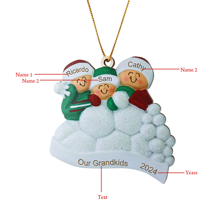 Décoration Sapin Noël en bois  la famille joyeuse entourés de neige 3 Prénoms Personnalisés avec texte Ornement de Noël Cadeau pour famille | Jessemade